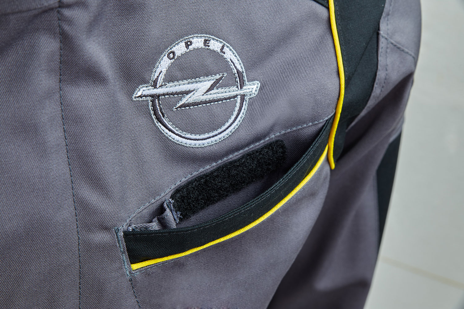 Nahaufnahme Bestickung Veredelung Arbeitskleidung Teamwear Mechanikeroutfit