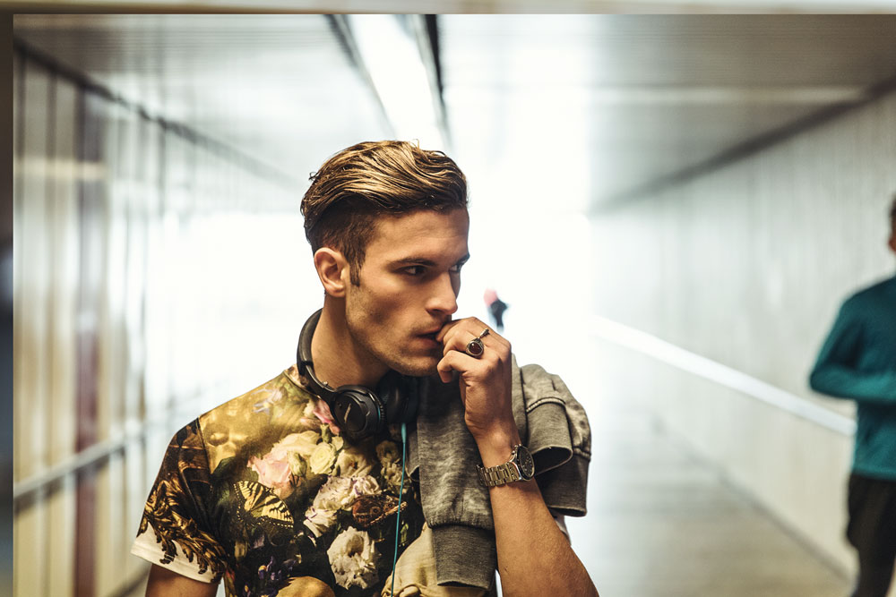 Szenenshooting Subway Underground Kopfhörer Mode Lifestyle Maskuliner Mann