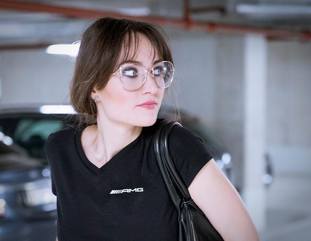 Detailaufnahme Peter Beckstein Werbeträger Frau Firmenlogo Corporate Identity