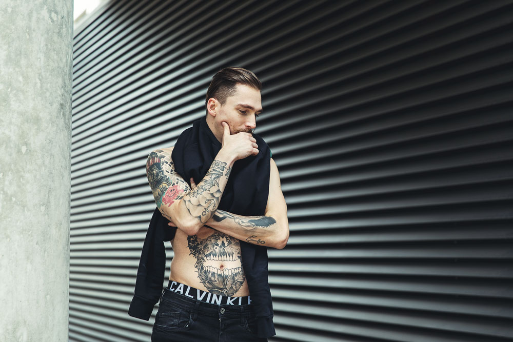 Katalogfotografie Sweatshirt Bauchmuskeln Körperkunst Calvin Klein Modeshooting