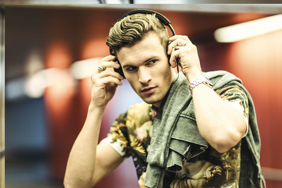 Modeshooting Sexy male Modell Kopfhörer Musik Outfit Tagesrountine