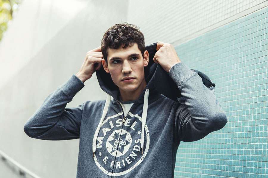 Modefotografie Männermodell Sweatshirt Maisel & Friends Laufsport